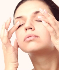 как правильно наносить крем вокруг глаз