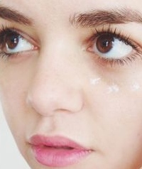 Техника нанесения крема вокруг глаз