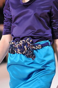 Модные ремни 2010 – цветы и гвозди на талии 