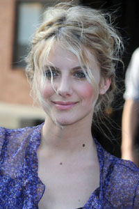 вечерний макияж для серых глаз Melanie Laurent